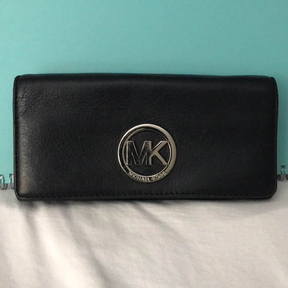 Women M Kors wallet black leather.